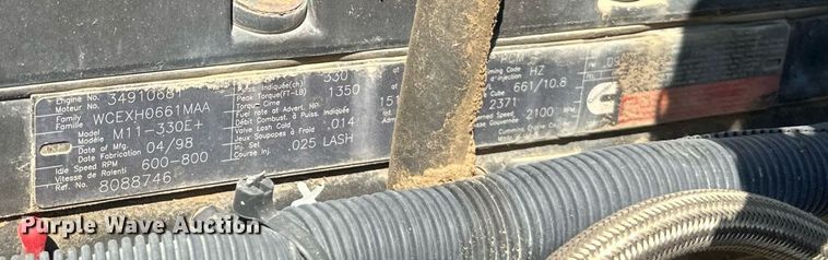 image for item EB2730 1999 Volvo VN semi truck