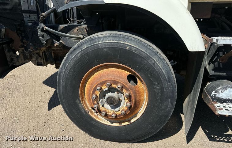 image for item EB2730 1999 Volvo VN semi truck