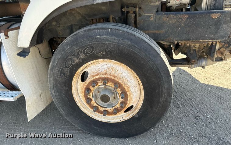 image for item EB2730 1999 Volvo VN semi truck