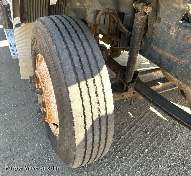 image for item EB2730 1999 Volvo VN semi truck