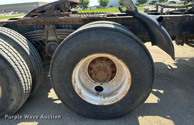 image for item EB2730 1999 Volvo VN semi truck