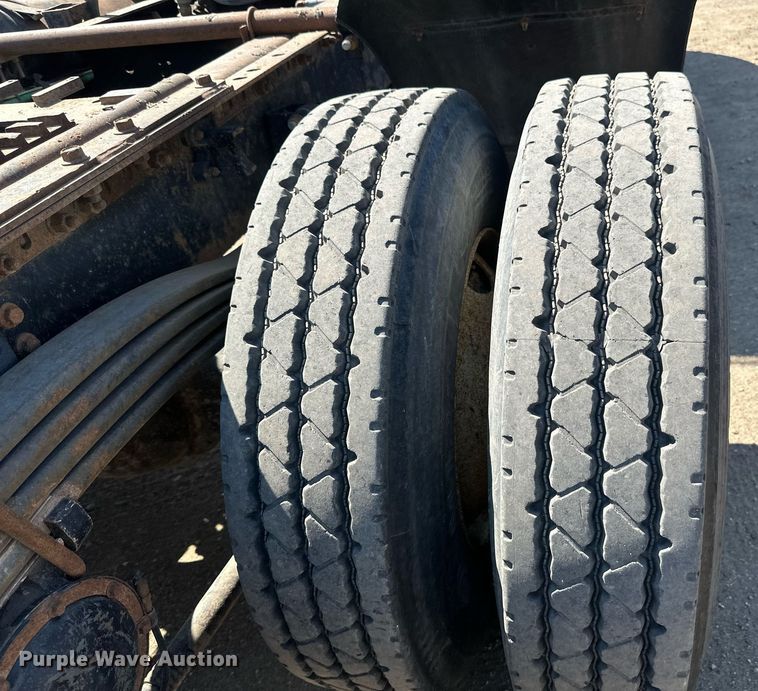 image for item EB2730 1999 Volvo VN semi truck