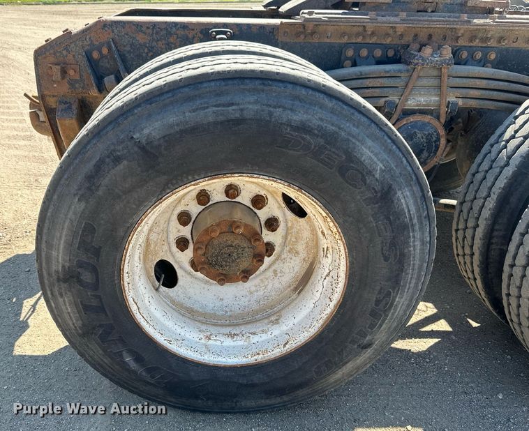 image for item EB2730 1999 Volvo VN semi truck