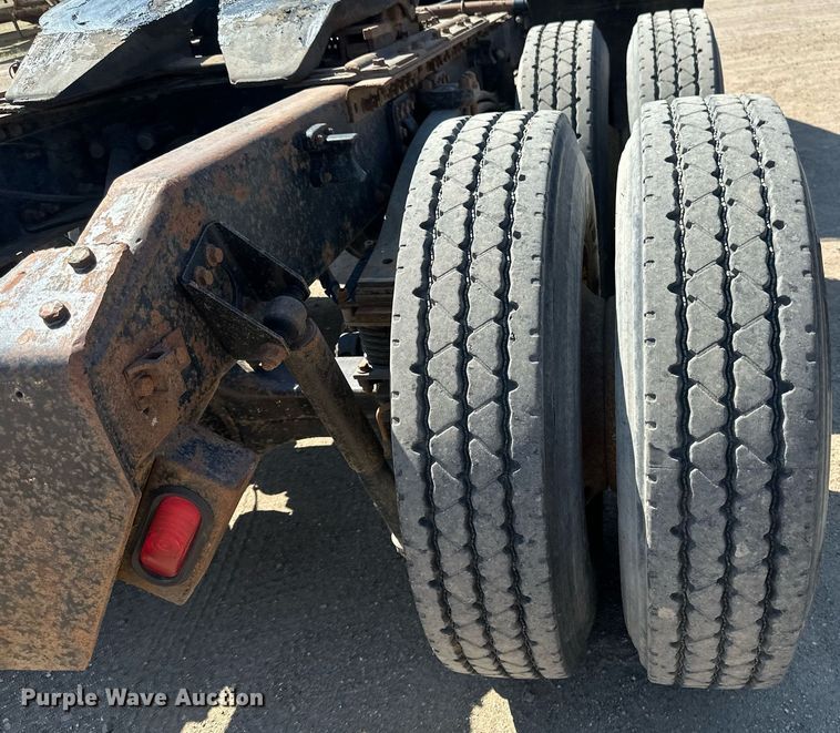 image for item EB2730 1999 Volvo VN semi truck