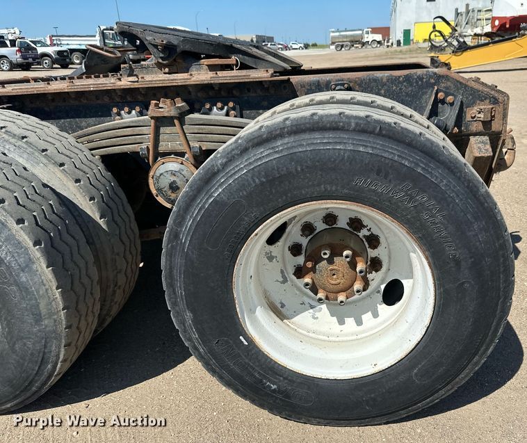 image for item EB2730 1999 Volvo VN semi truck