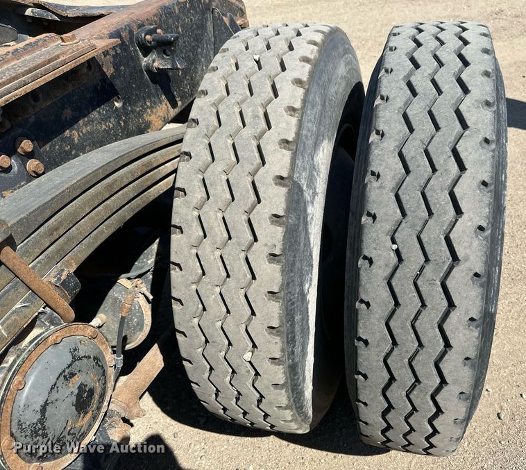 image for item EB2730 1999 Volvo VN semi truck