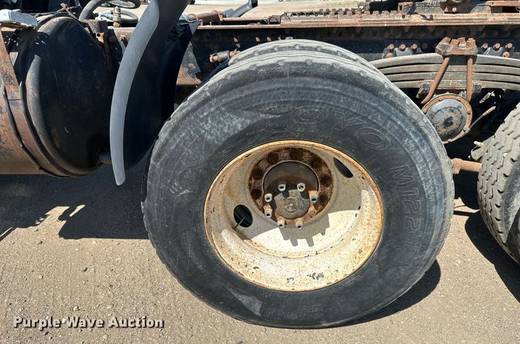 image for item EB2730 1999 Volvo VN semi truck