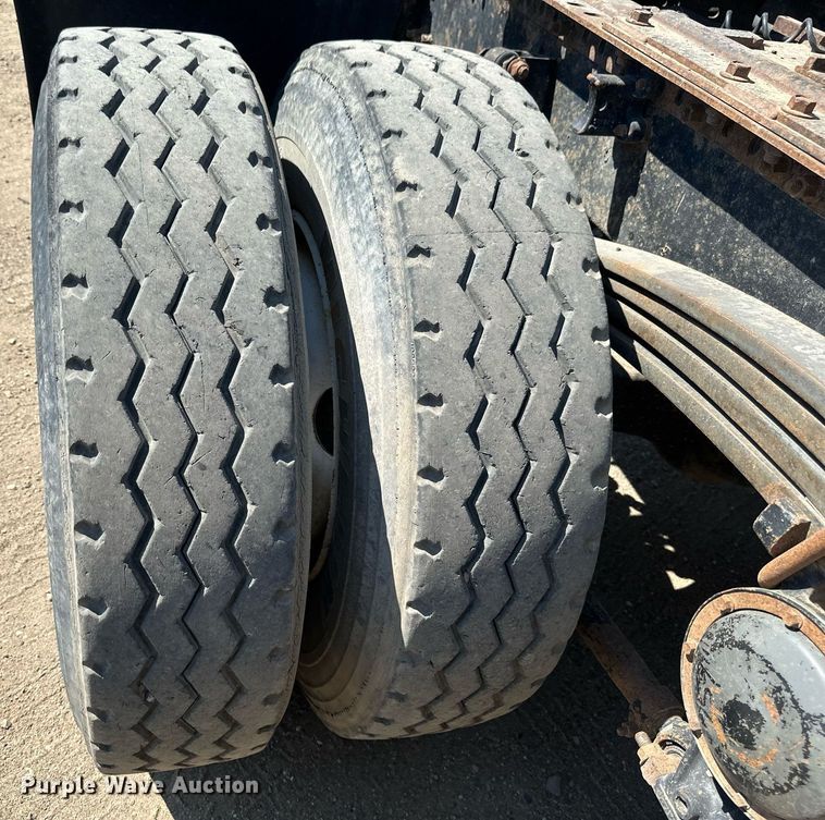 image for item EB2730 1999 Volvo VN semi truck