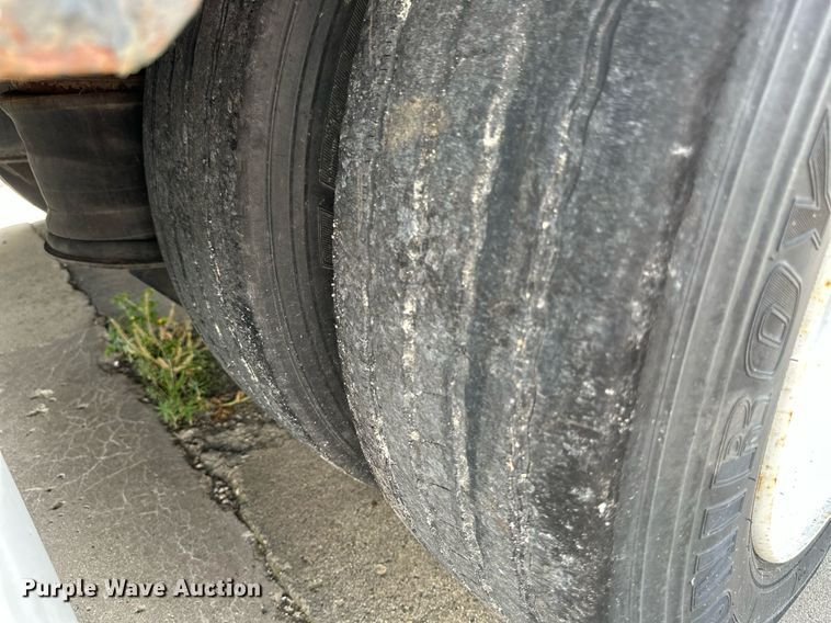 image for item EB2761 2012 Doonan 532DBEIECDKH drop deck equipment trailer