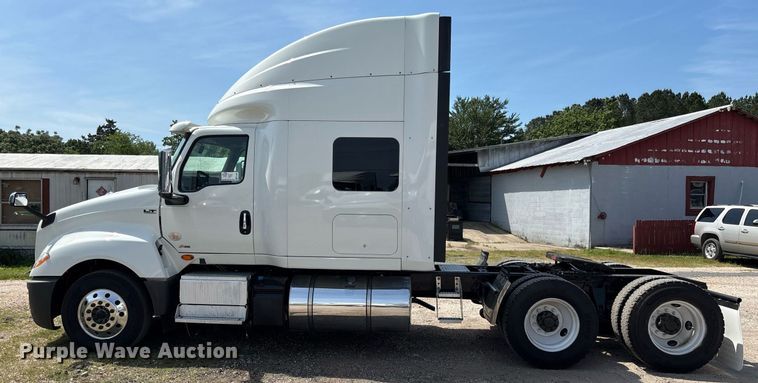 image for item EC3587 2020 International LT625 semi truck