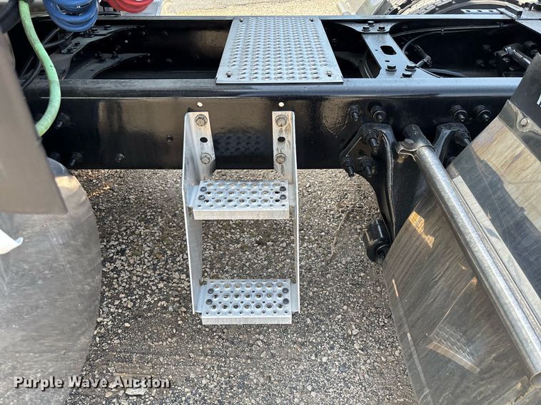 image for item EC3587 2020 International LT625 semi truck