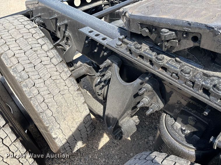 image for item EC3587 2020 International LT625 semi truck