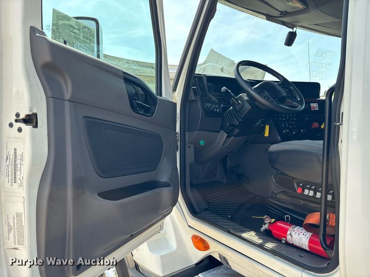 image for item EC3587 2020 International LT625 semi truck