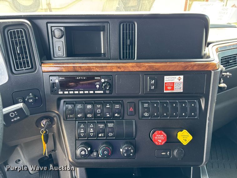 image for item EC3587 2020 International LT625 semi truck