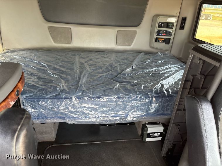 image for item EC3587 2020 International LT625 semi truck