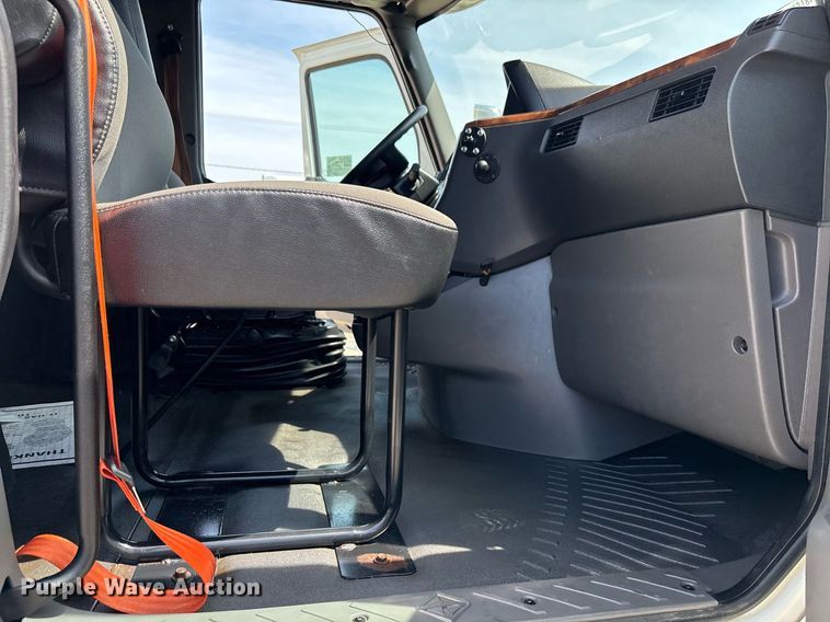 image for item EC3587 2020 International LT625 semi truck