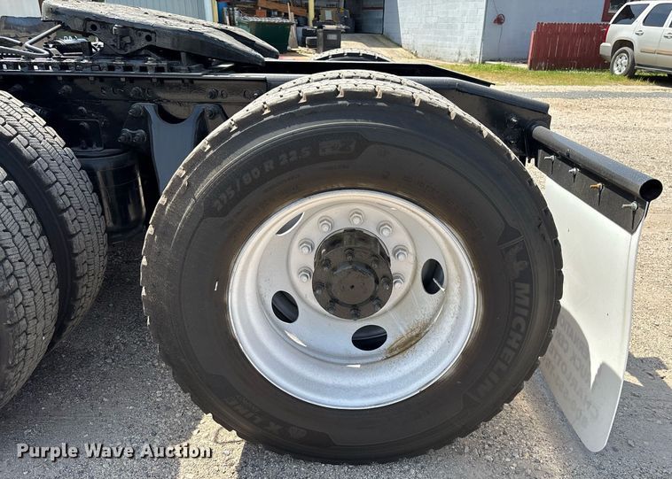 image for item EC3587 2020 International LT625 semi truck