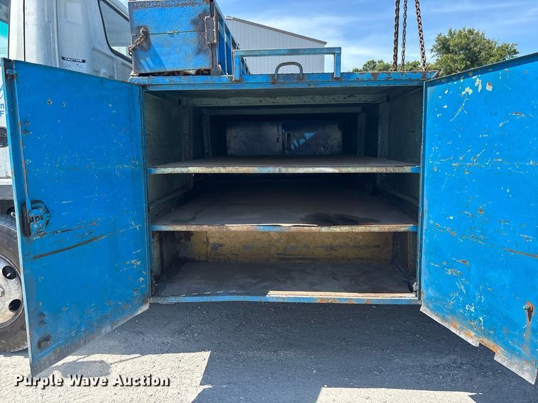 image for item EC3740 2005 GMC W4500 flatbed truck