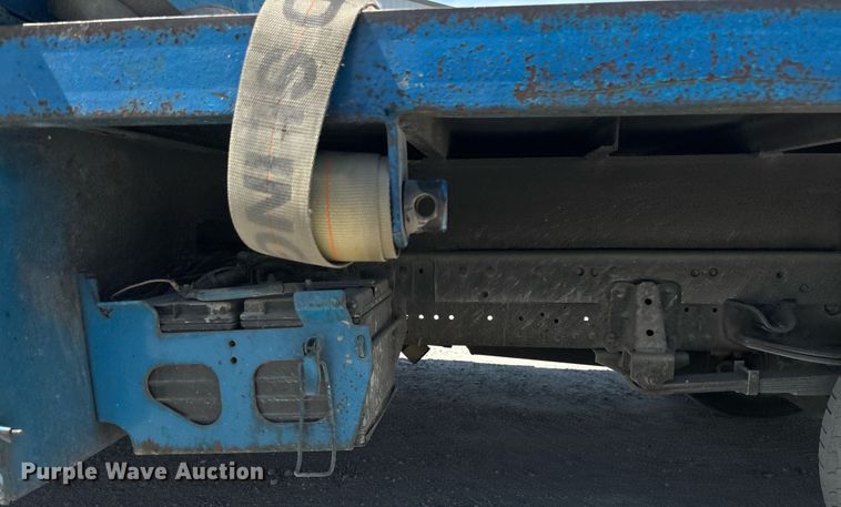 image for item EC3740 2005 GMC W4500 flatbed truck