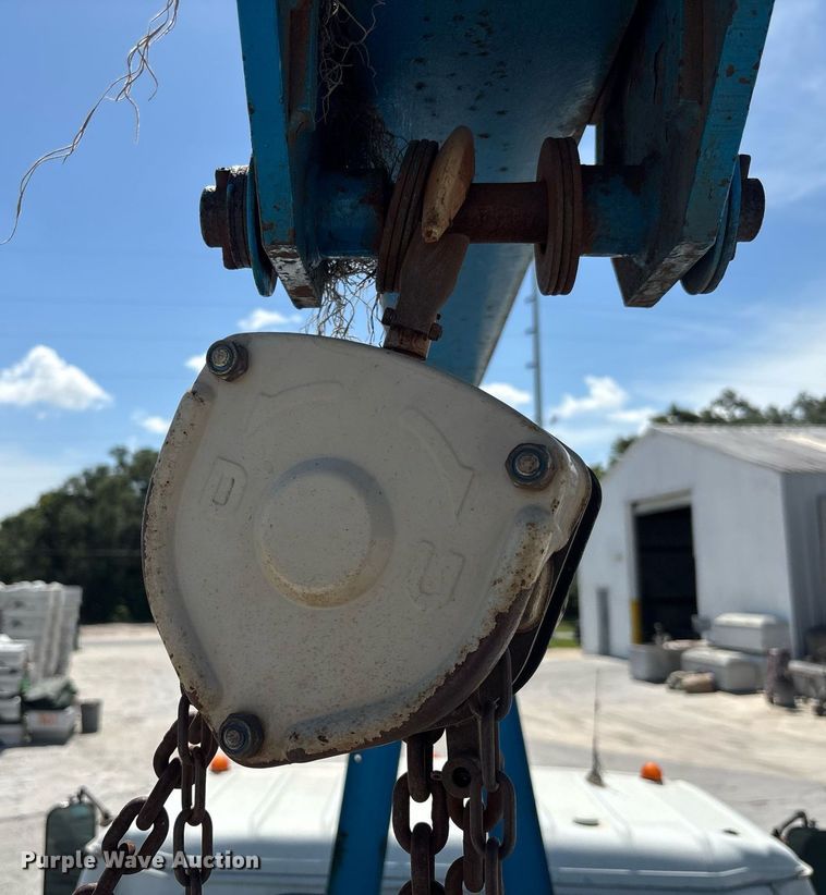 image for item EC3740 2005 GMC W4500 flatbed truck