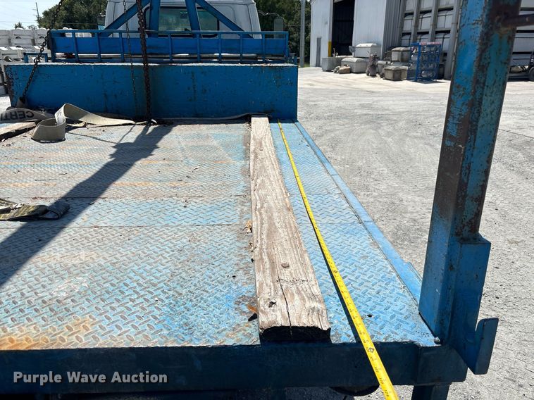 image for item EC3740 2005 GMC W4500 flatbed truck