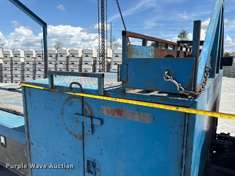 image for item EC3740 2005 GMC W4500 flatbed truck