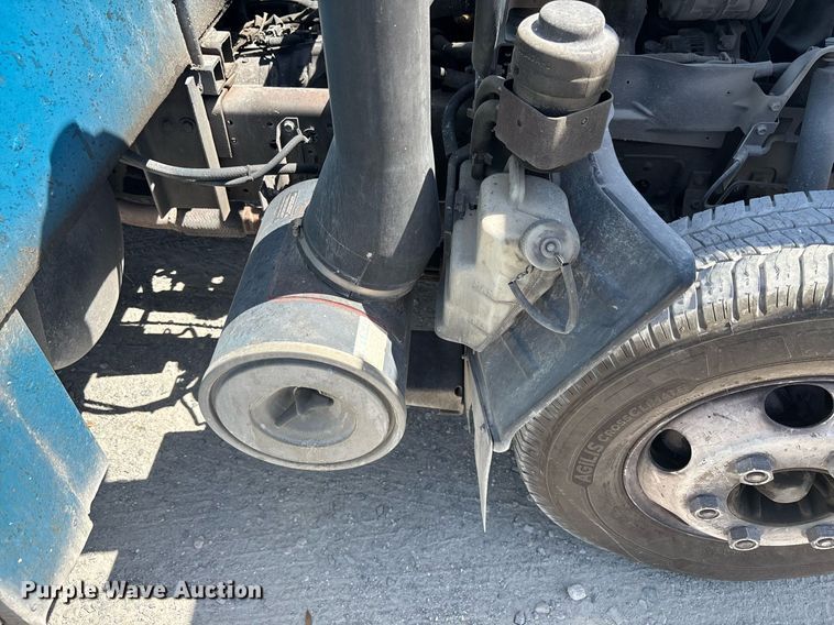 image for item EC3740 2005 GMC W4500 flatbed truck