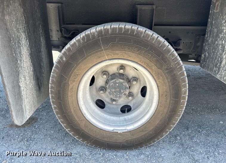 image for item EC3740 2005 GMC W4500 flatbed truck