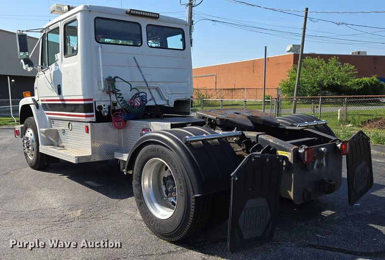 image for item EC4299 2000 Freightliner FL80 semi truck