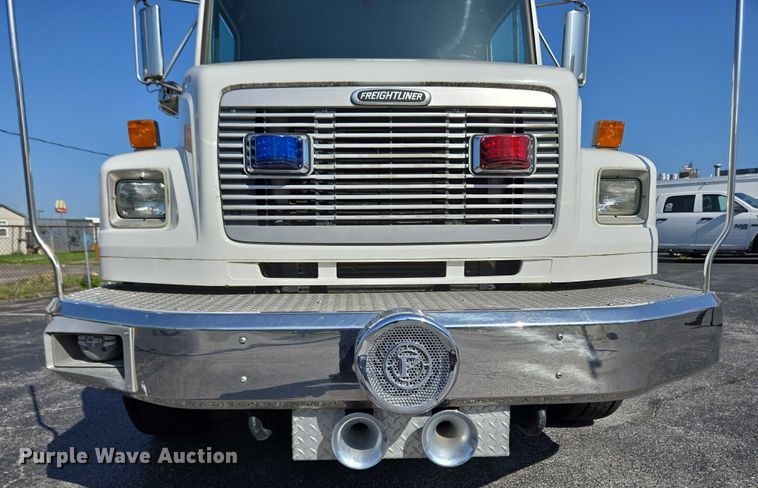 image for item EC4299 2000 Freightliner FL80 semi truck