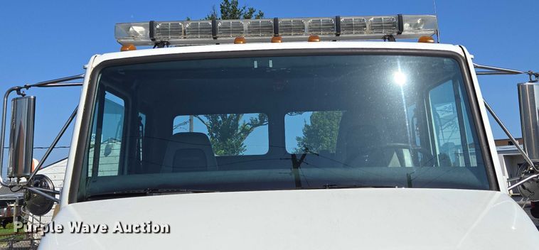 image for item EC4299 2000 Freightliner FL80 semi truck