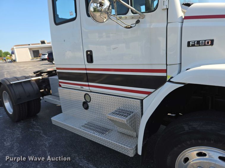 image for item EC4299 2000 Freightliner FL80 semi truck