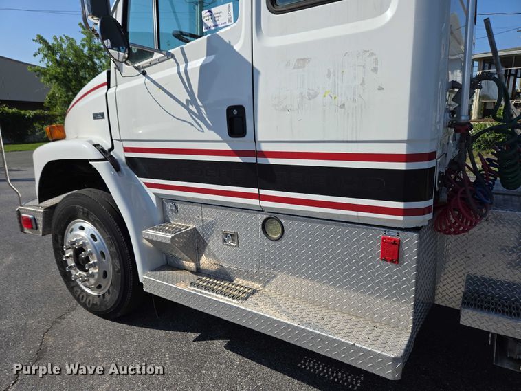image for item EC4299 2000 Freightliner FL80 semi truck