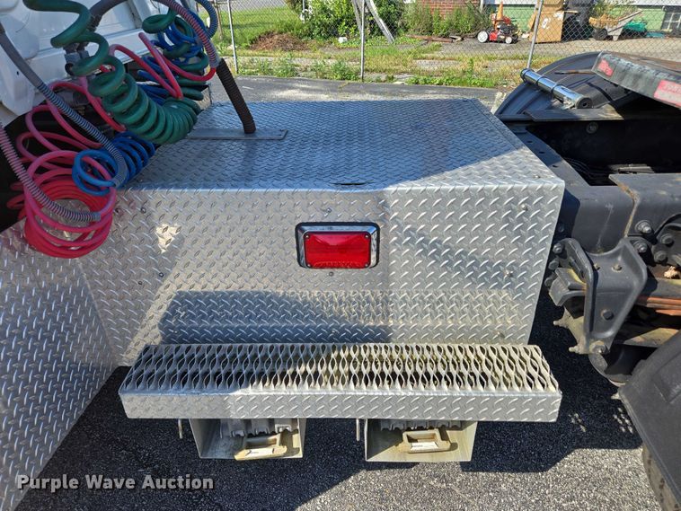 image for item EC4299 2000 Freightliner FL80 semi truck