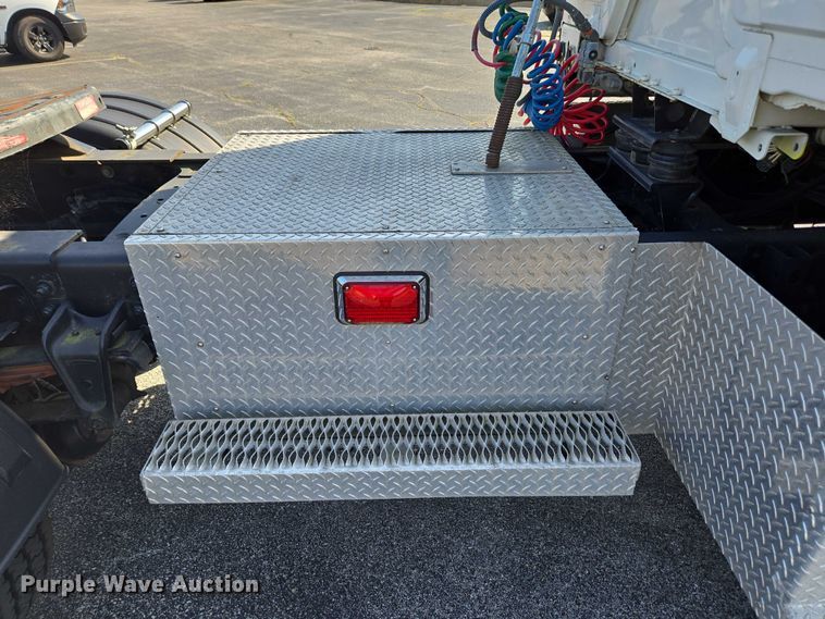 image for item EC4299 2000 Freightliner FL80 semi truck