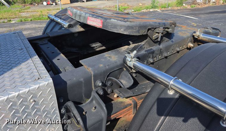 image for item EC4299 2000 Freightliner FL80 semi truck