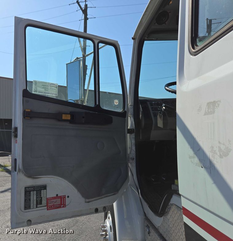 image for item EC4299 2000 Freightliner FL80 semi truck