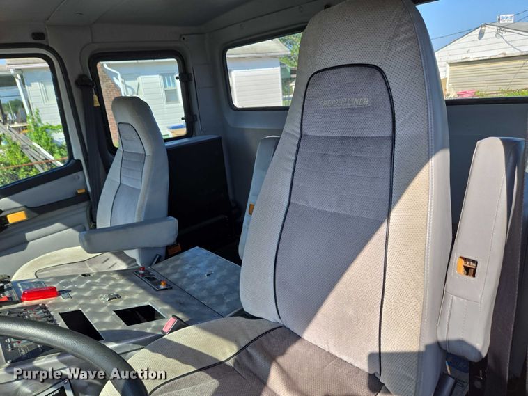 image for item EC4299 2000 Freightliner FL80 semi truck