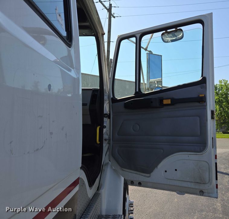 image for item EC4299 2000 Freightliner FL80 semi truck