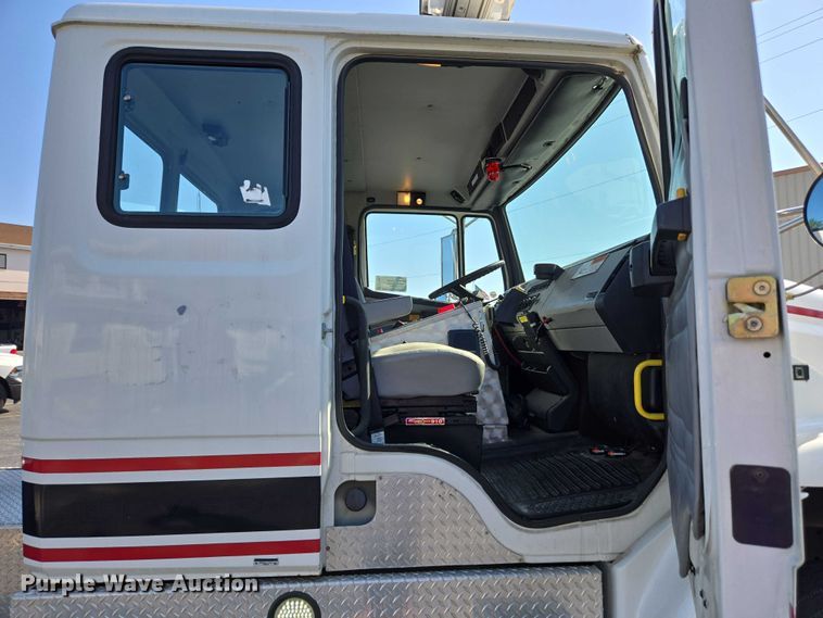 image for item EC4299 2000 Freightliner FL80 semi truck