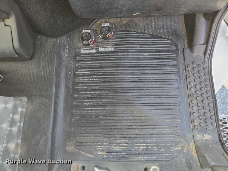 image for item EC4299 2000 Freightliner FL80 semi truck