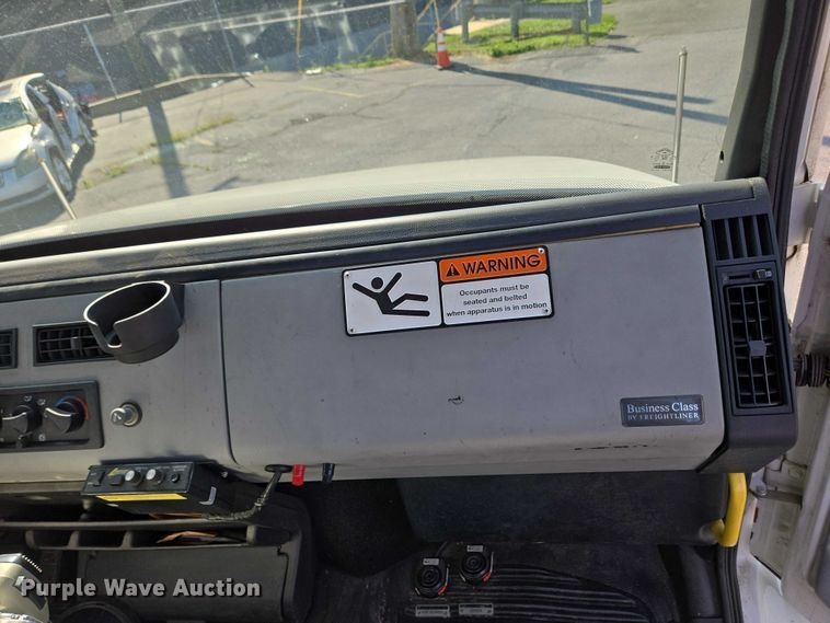 image for item EC4299 2000 Freightliner FL80 semi truck