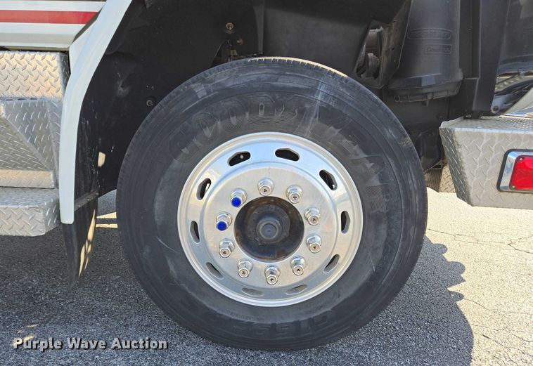 image for item EC4299 2000 Freightliner FL80 semi truck