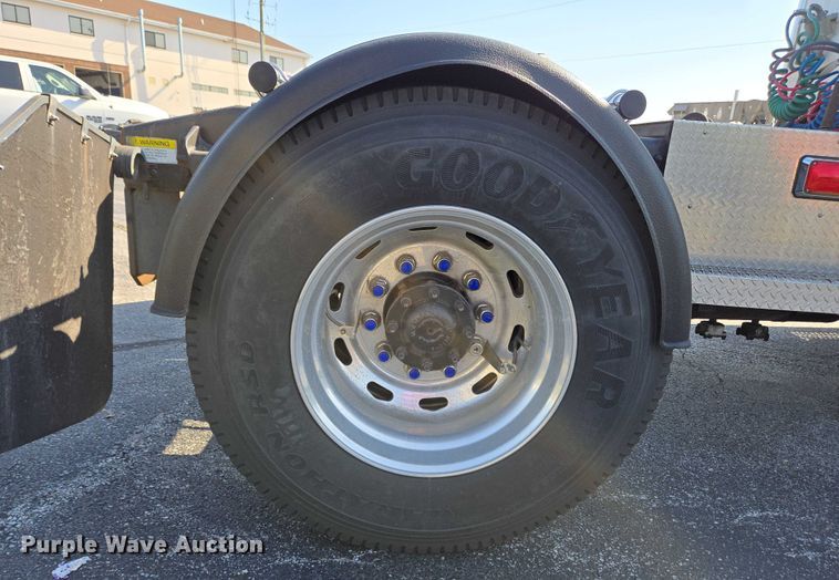 image for item EC4299 2000 Freightliner FL80 semi truck