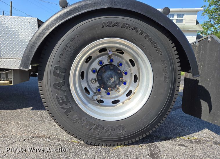 image for item EC4299 2000 Freightliner FL80 semi truck