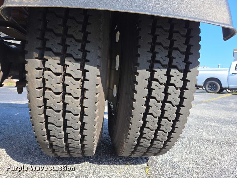 image for item EC4299 2000 Freightliner FL80 semi truck