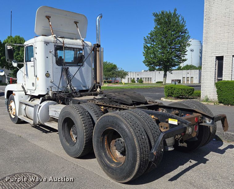 image for item EC4306 1999 Freightliner FLD120 semi truck