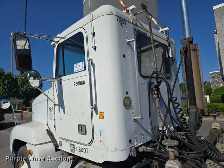image for item EC4306 1999 Freightliner FLD120 semi truck