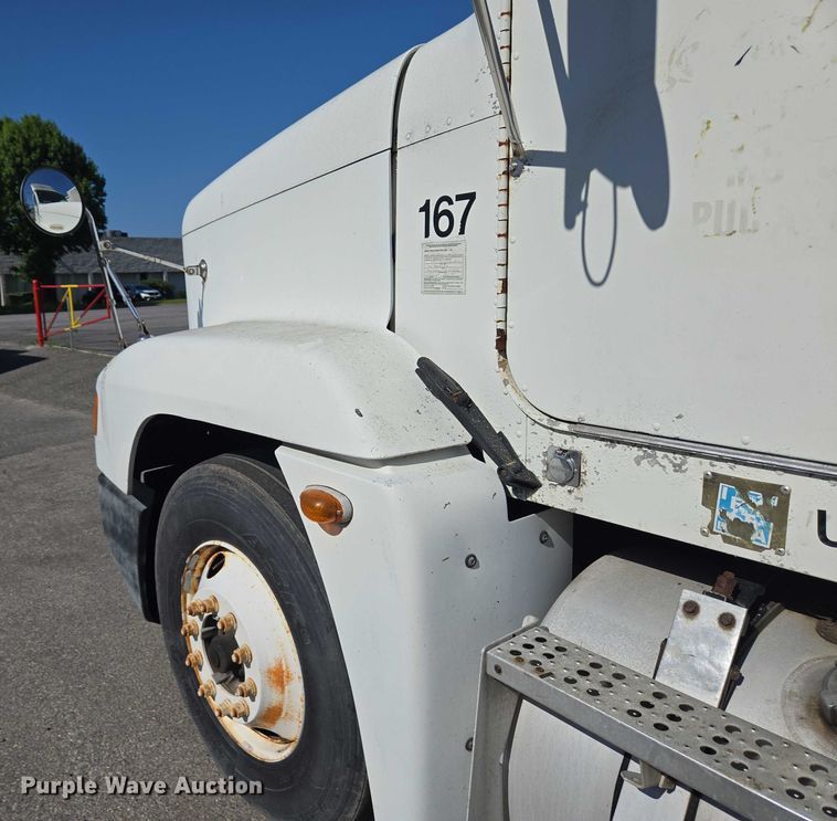 image for item EC4306 1999 Freightliner FLD120 semi truck
