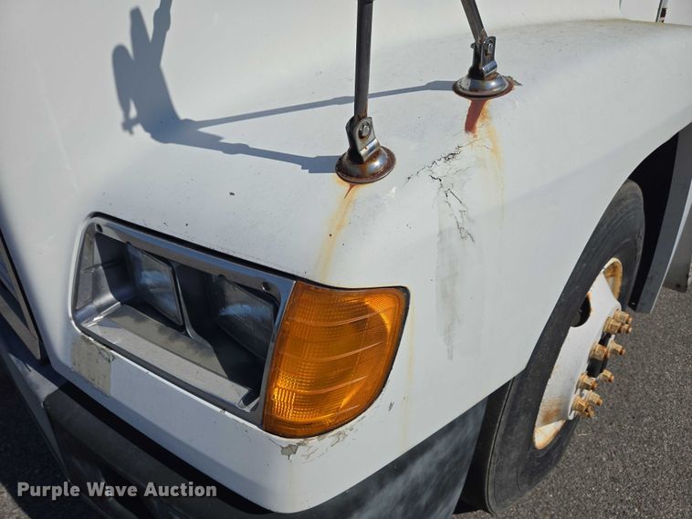 image for item EC4306 1999 Freightliner FLD120 semi truck